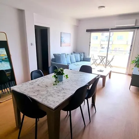2 Apts - 12 Guests! Comfy And Unique Apt With 150mbit Internet Speed * لارنكا