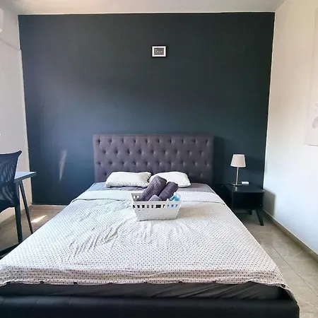 2 Apts - 12 Guests! Comfy And Unique Apt With 150mbit Internet Speed شقة لارنكا