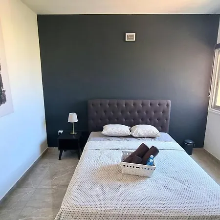2 Apts - 12 Guests! Comfy And Unique Apt With 150mbit Internet Speed شقة لارنكا